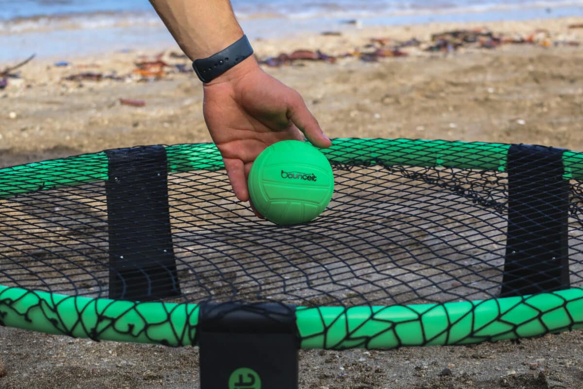 Set Roundnet Bounce It - Grupo de amigos jugando roundnet al aire libre